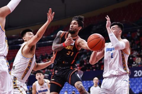 《兰心大剧院》中饰演于堇的巩俐不仅承载着多重身份扮演、错综复杂的故事讲述、枪战、肉搏等动作戏份的挑战，还有着十分细腻、柔软的情感表达